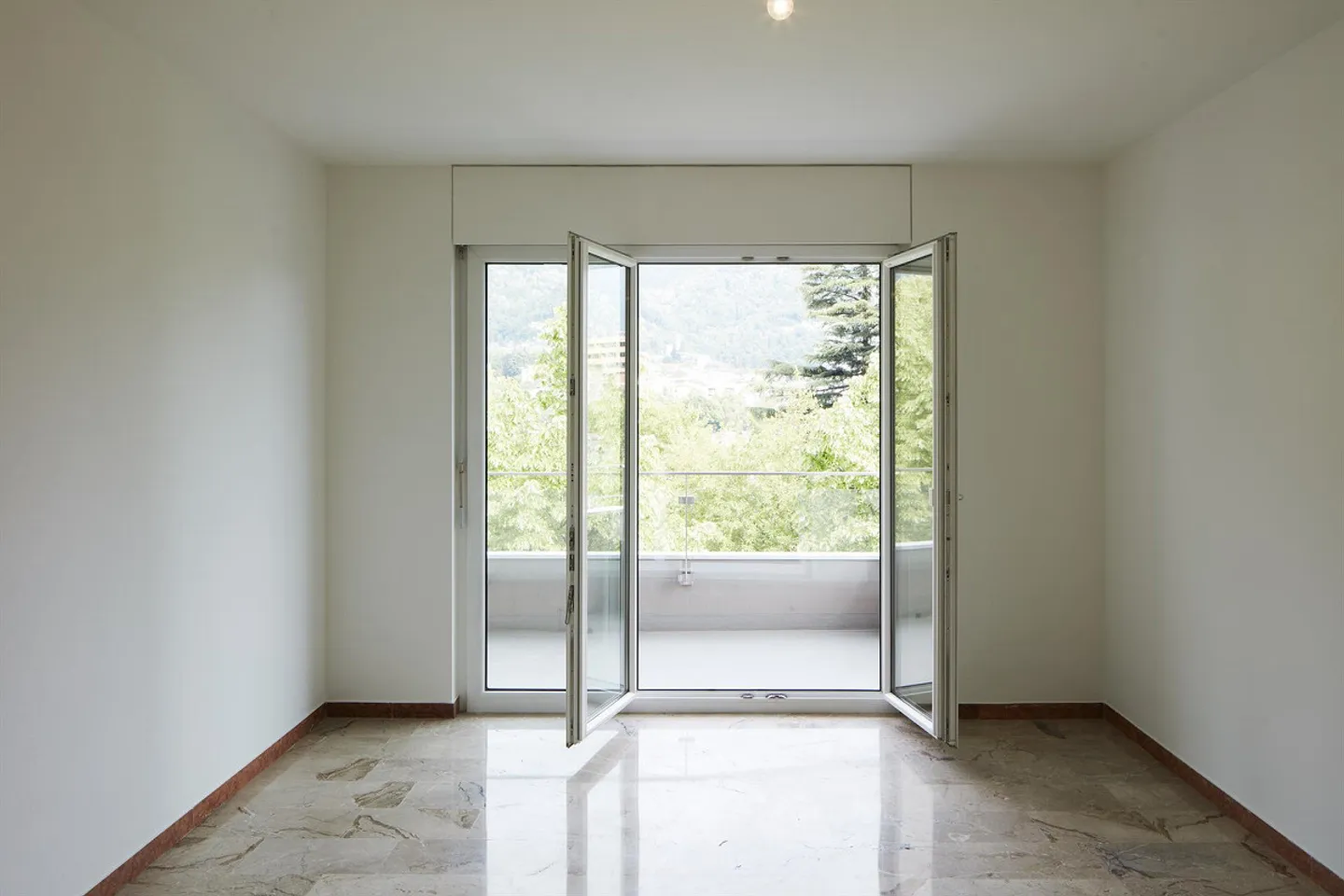 Helles 3,5-Zimmer-Apartment mit Balkon in Lugano - Foto 1 von 11