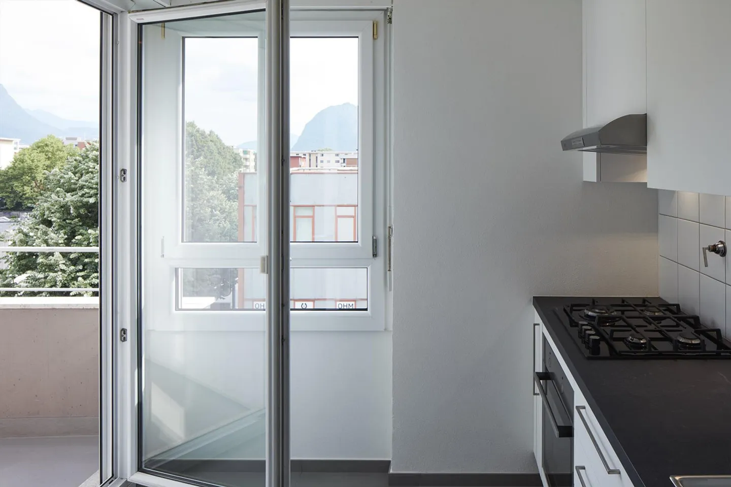 Helles 3,5-Zimmer-Apartment mit Balkon in Lugano - Foto 3 von 11