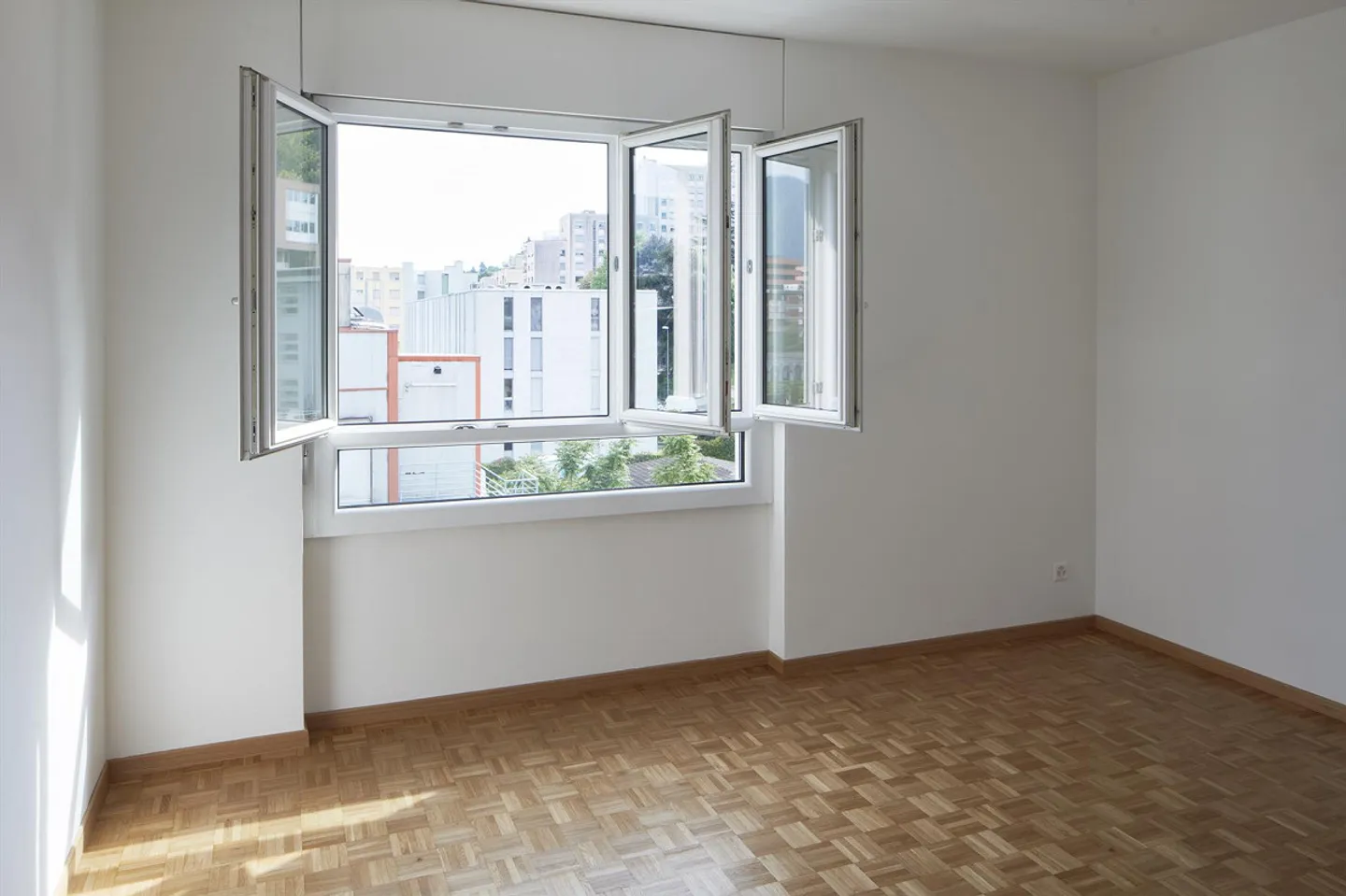 Helles 3,5-Zimmer-Apartment mit Balkon in Lugano - Foto 8 von 11