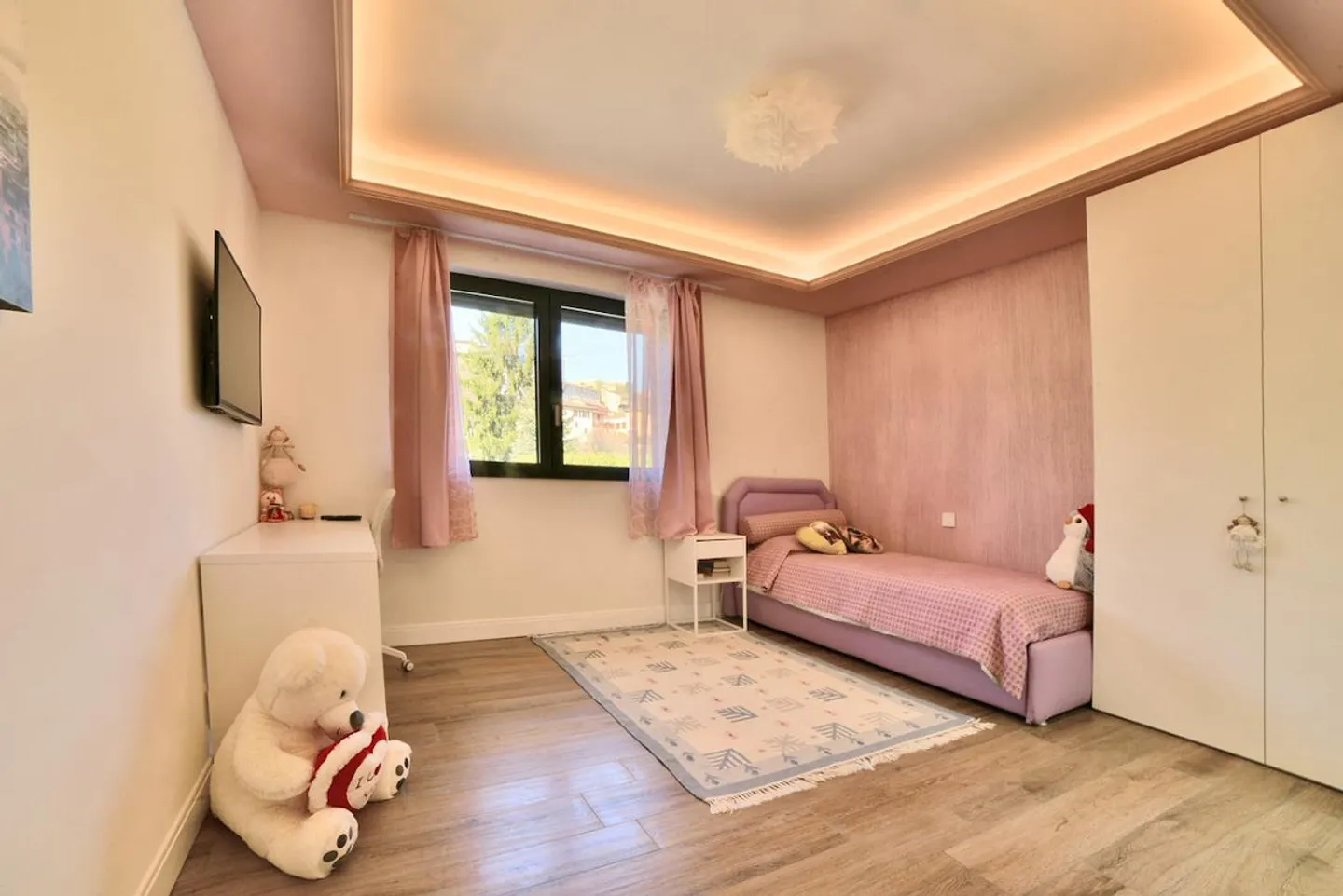 Luxury Villa with Spa - Photo 16 of 25
