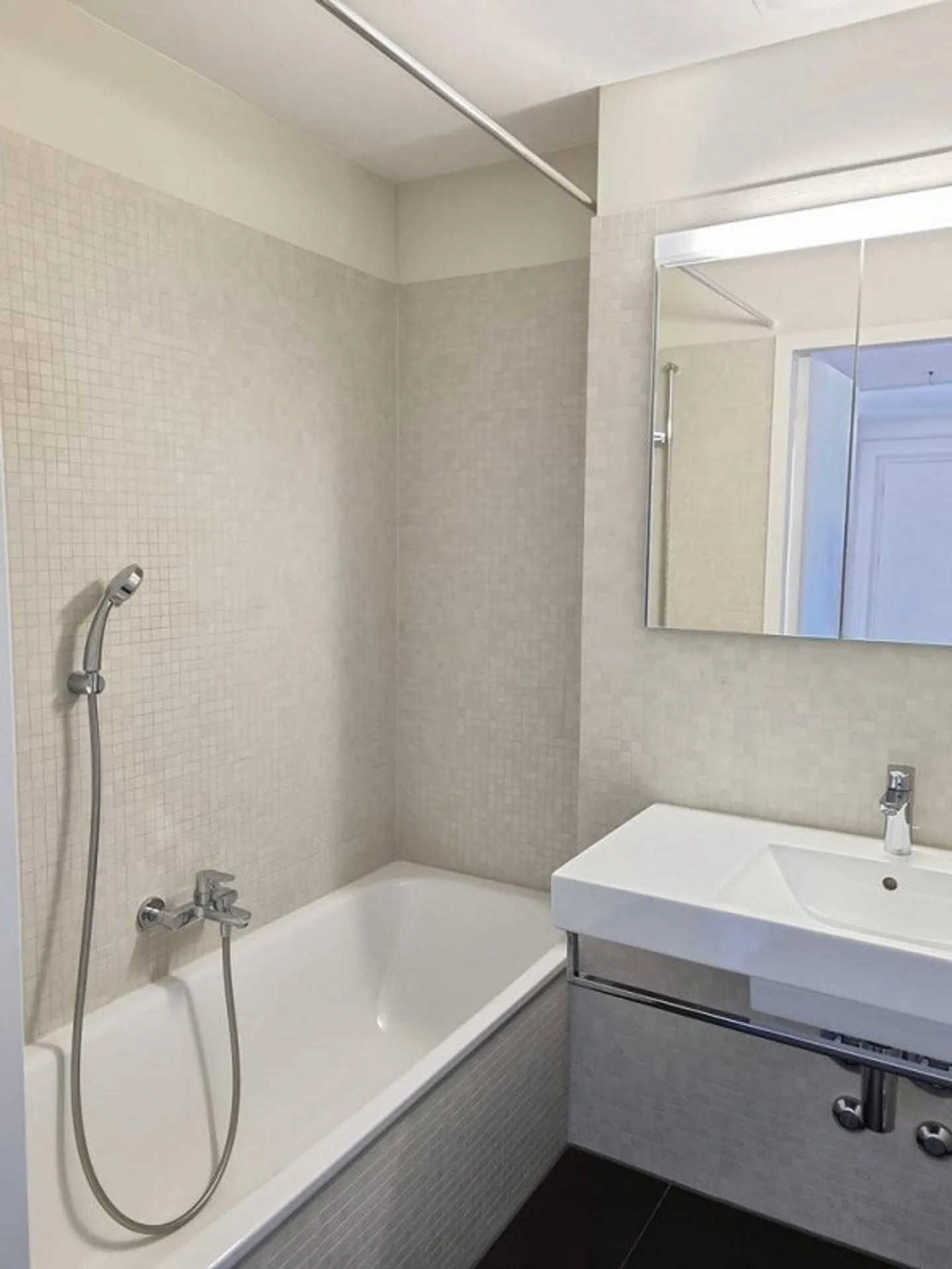 Appartement ancien élégant au cœur du quartier 6 - Photo 4 sur 7