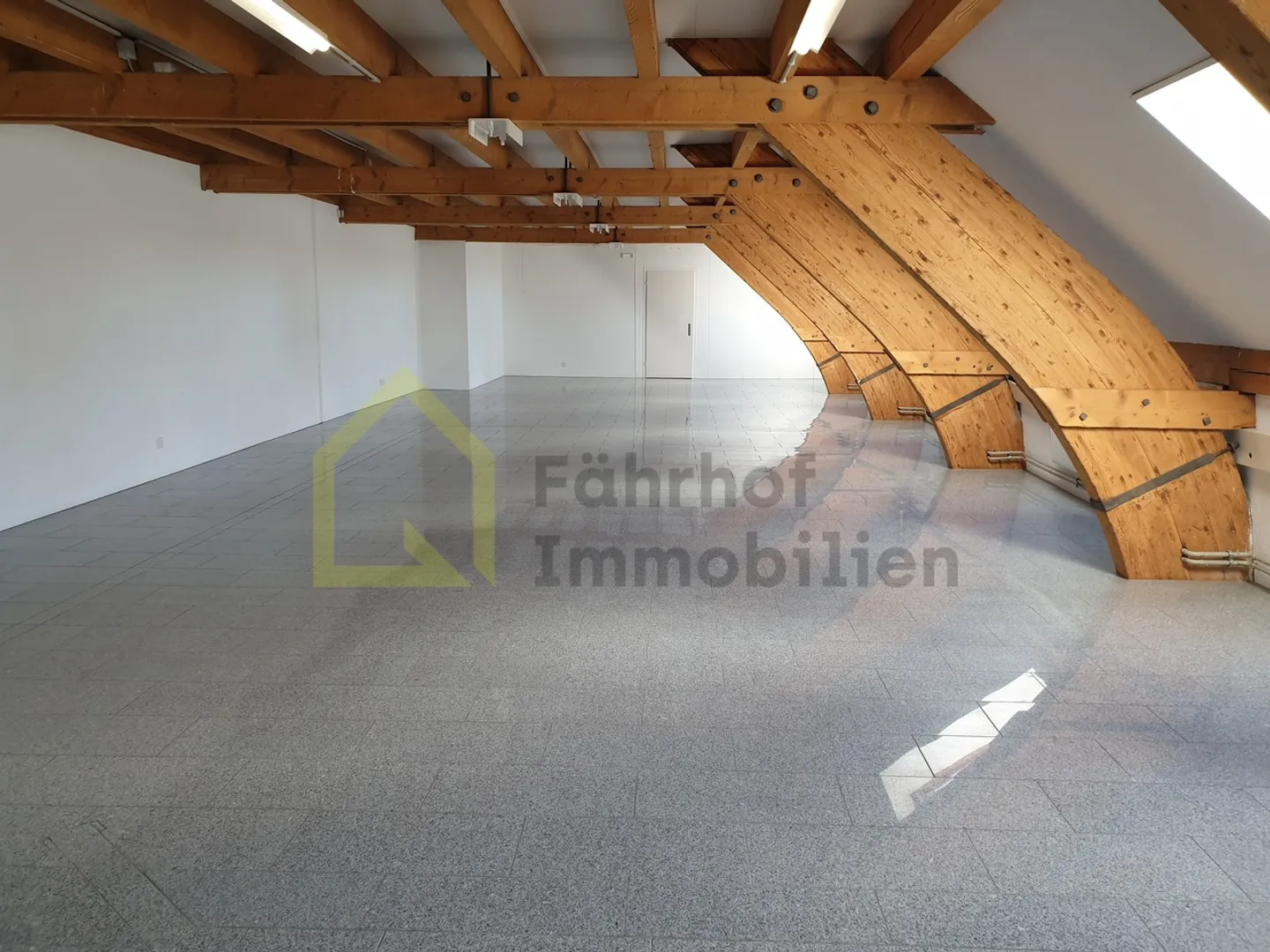 Spazio commerciale/ufficio luminoso e moderno 160 m2 - Foto 2 di 4