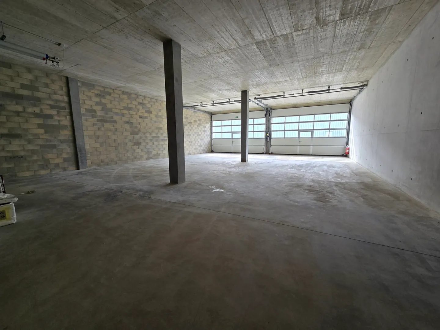 Mixed-use building for rent - Photo 3 of 9