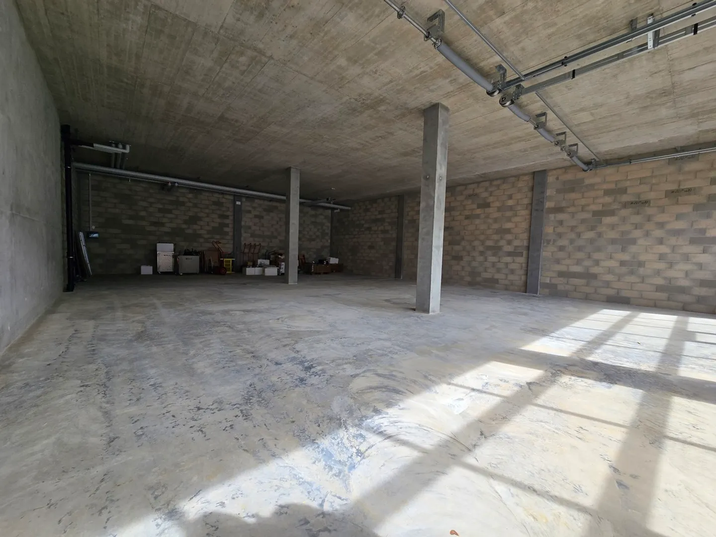 Mixed-use building for rent - Photo 2 of 9