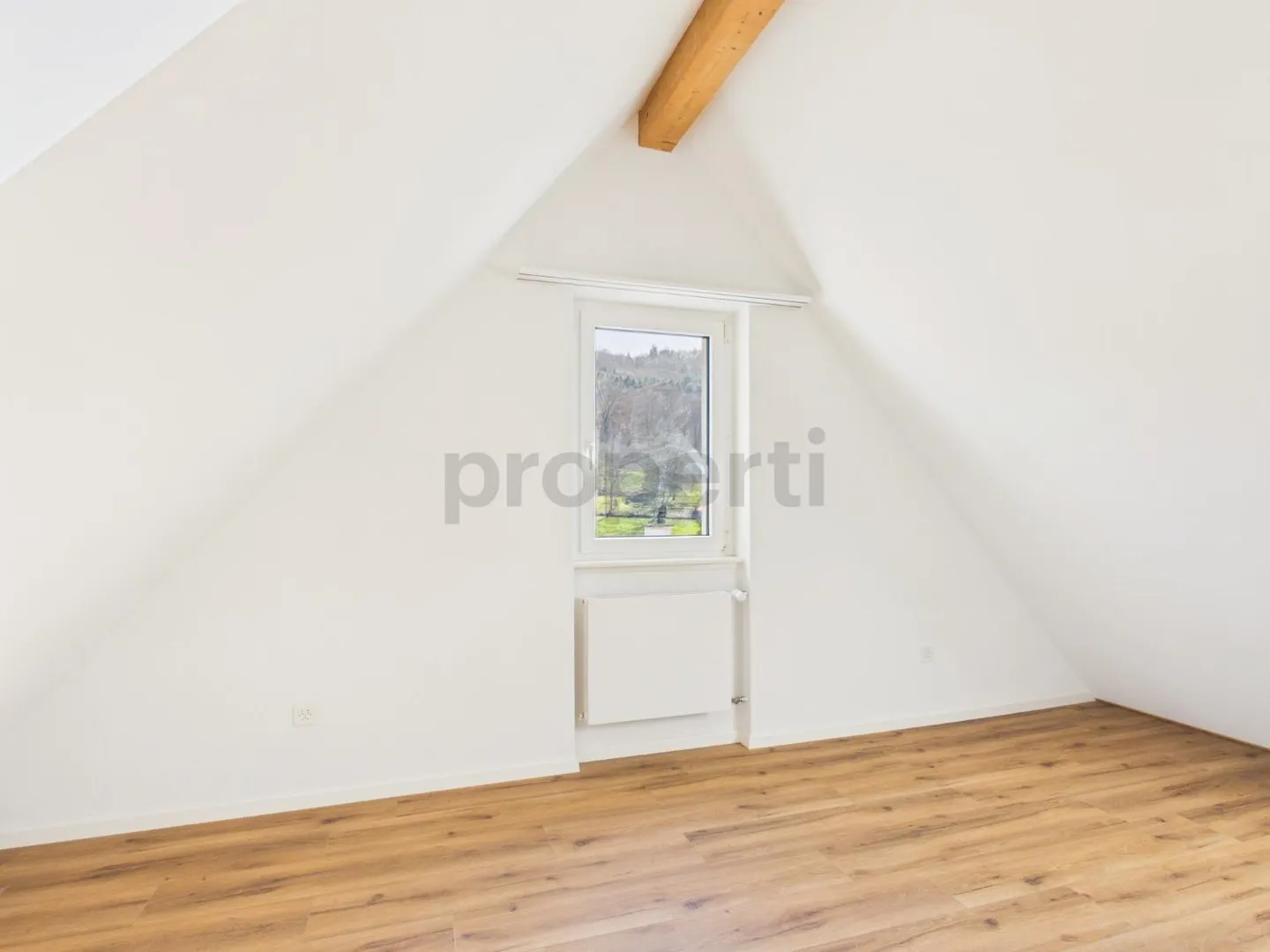 Charmante maisonette de 4 pièces avec charme de grenier à Feuerthalen - Photo 2 sur 7