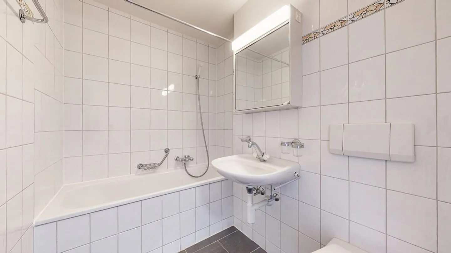2,5-Zimmer-Wohnung im 4. Stock mit Aufzug - Foto 9 von 9
