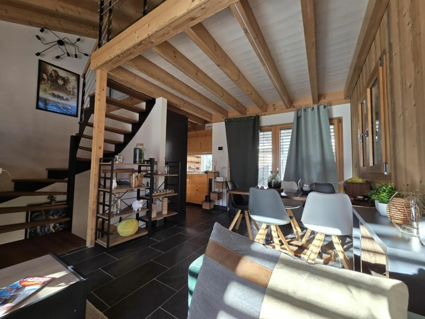 Stehend - Neuer Triplex mit Terrasse und Parkplätzen - Minergie-Label - Foto 1 von 10