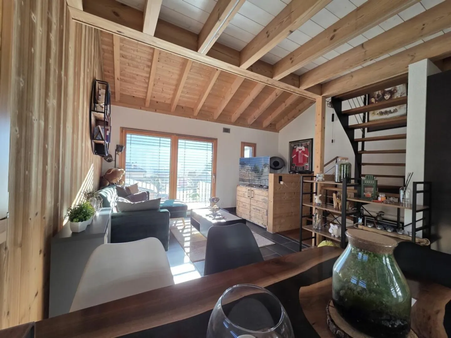 Stehend - Neuer Triplex mit Terrasse und Parkplätzen - Minergie-Label - Foto 7 von 10