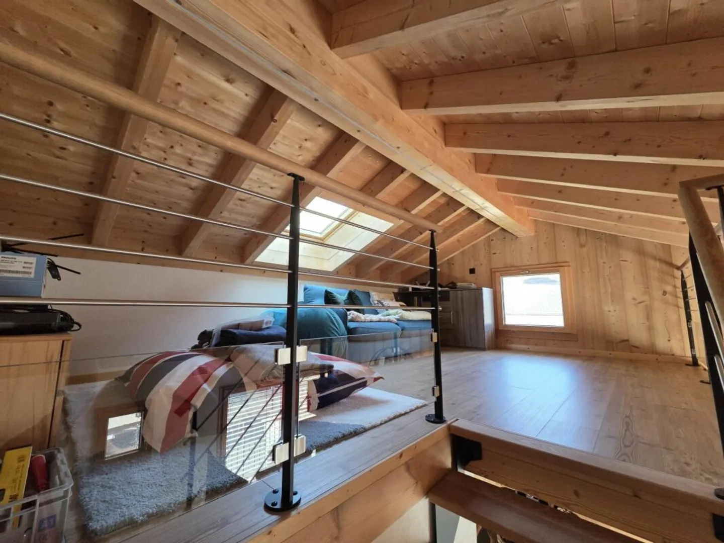 Stehend - Neuer Triplex mit Terrasse und Parkplätzen - Minergie-Label - Foto 10 von 10