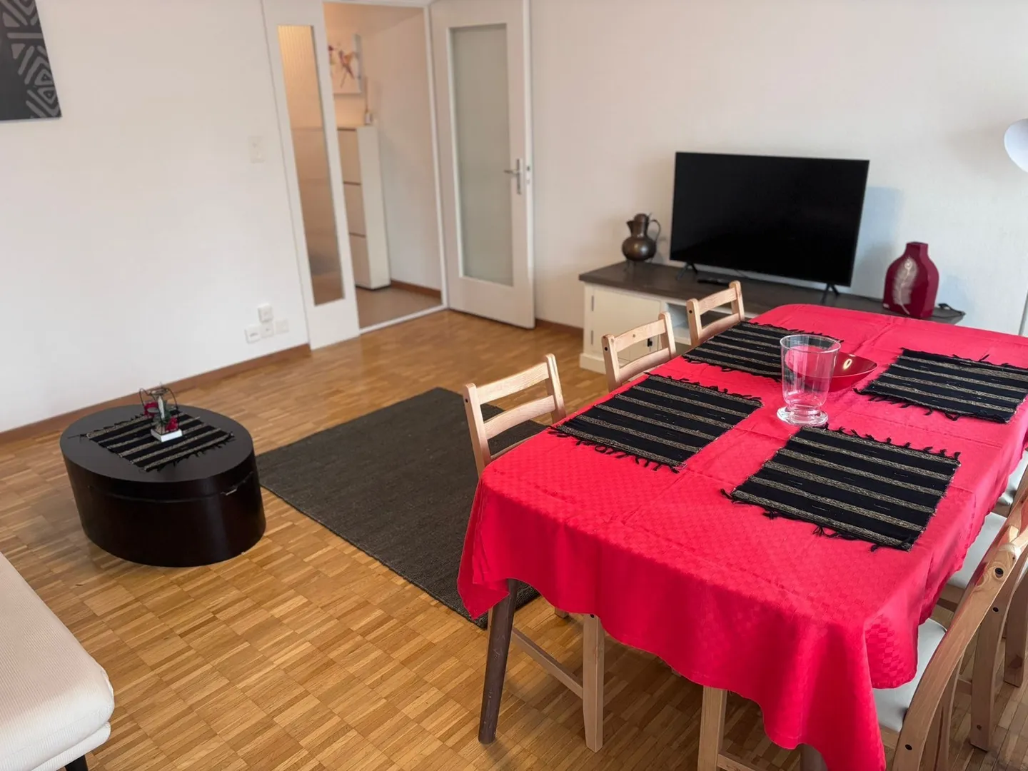 Appartement entièrement meublé de 2,5 pièces à Dübendorf – Zone 121 - Photo 3 sur 6