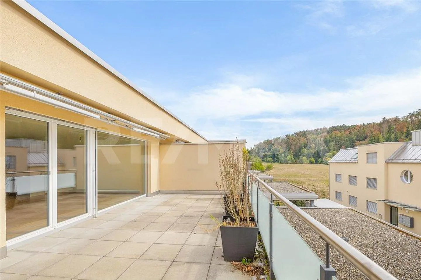 Appartement penthouse lumineux avec espace de vie ouvert - Photo 2 sur 13