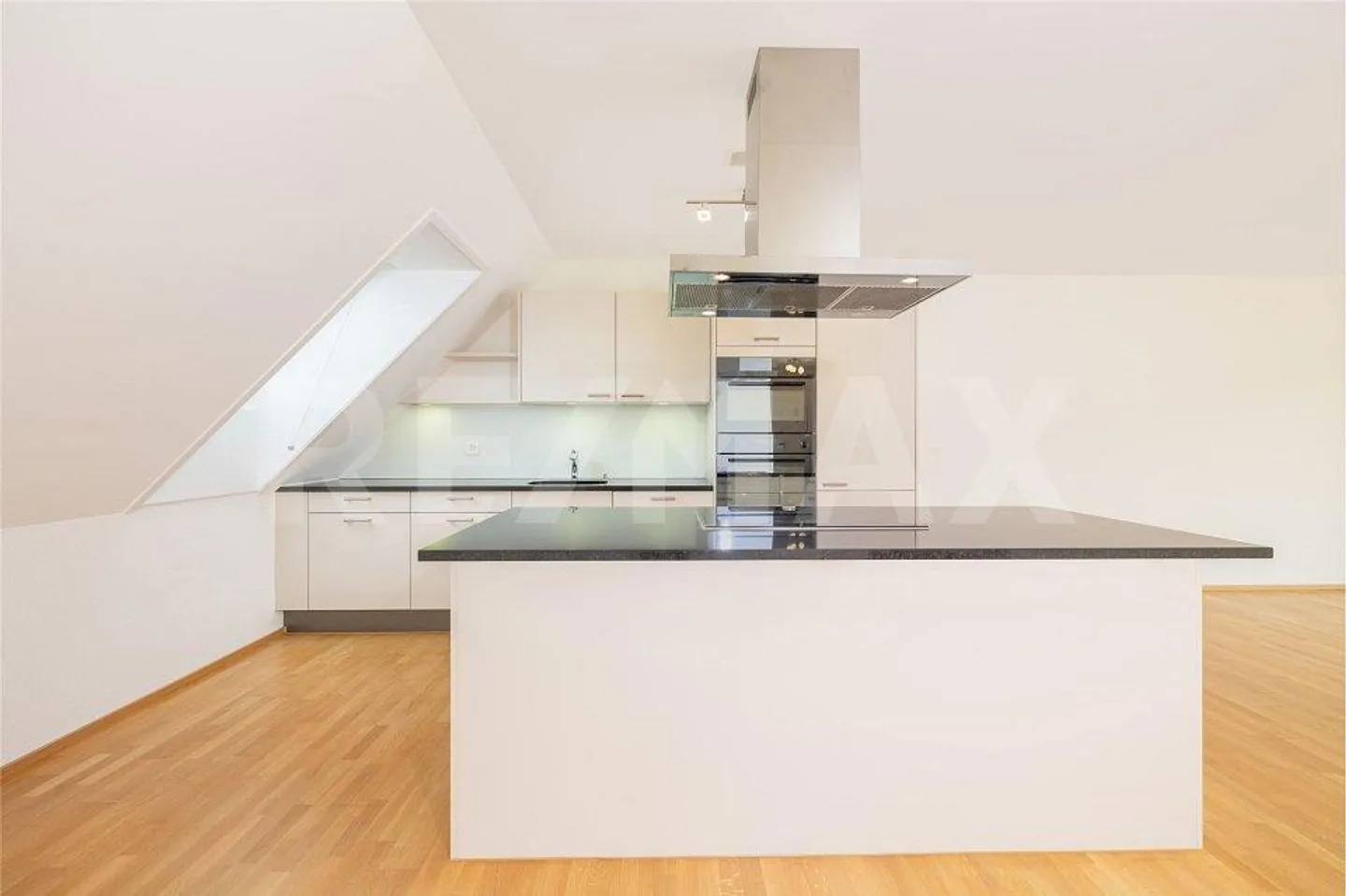 Appartement penthouse lumineux avec espace de vie ouvert - Photo 3 sur 13