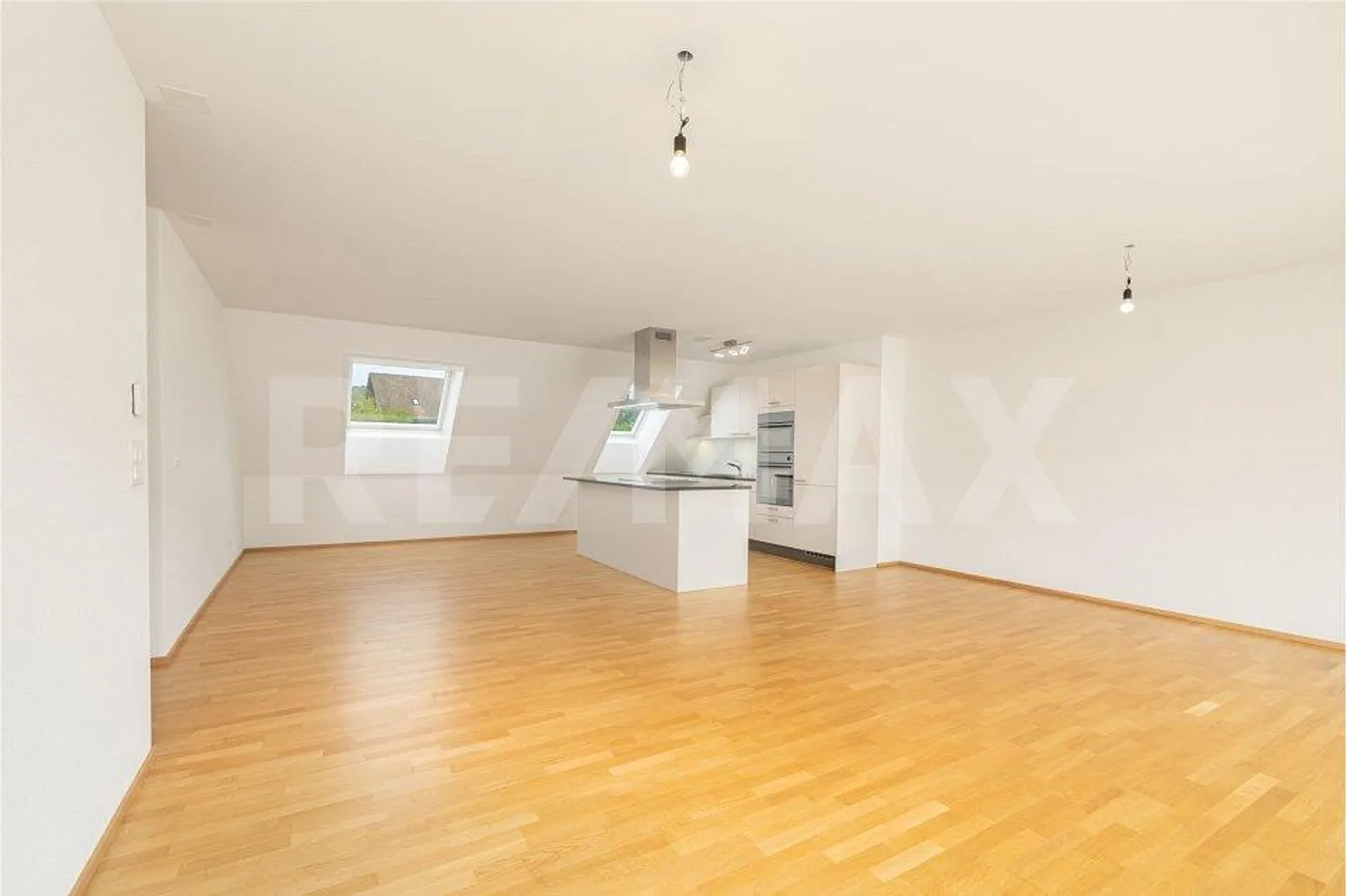 Appartement penthouse lumineux avec espace de vie ouvert - Photo 5 sur 13