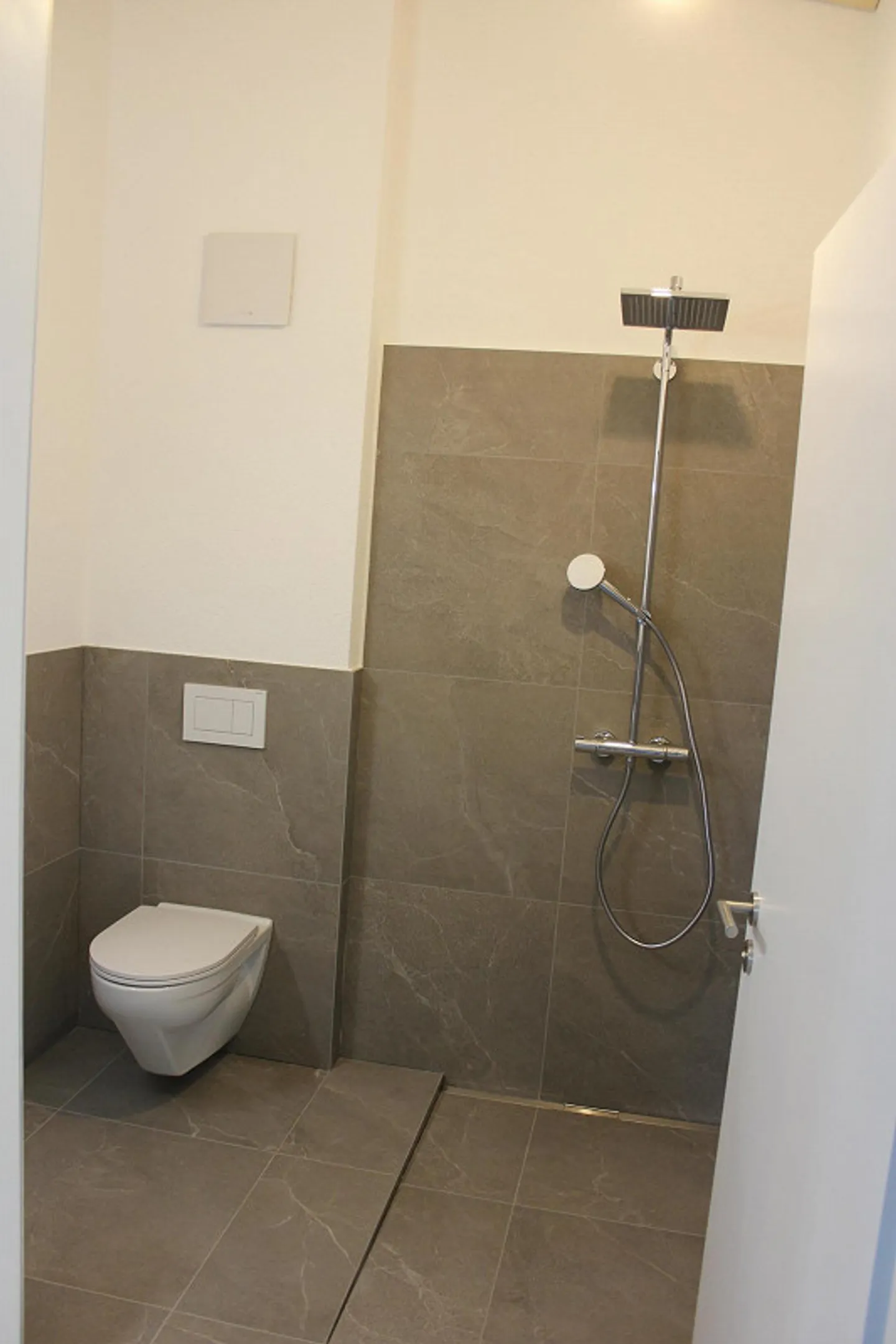 Moderne 5.5-Zimmer-Doppelhaushälfte in ruhiger Lage von Zuben - Foto 11 von 14