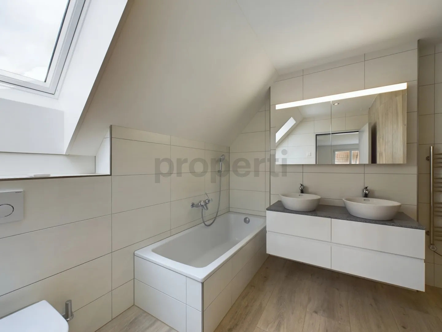 Appartement en attique spacieux de 3,5 pièces avec vue imprenable sur le lac et les montagnes à Hausen am Albis - Photo 6 sur 10