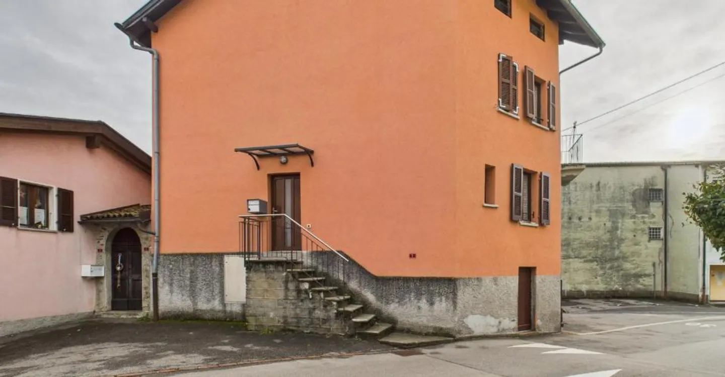 Spacious and bright semi-detached house with 5 rooms in Novaggio - Photo 9 of 10
