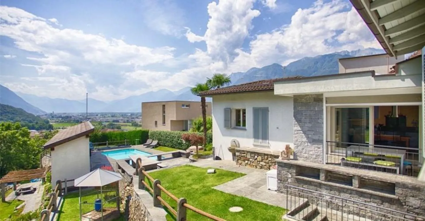 Elegant 7-room detached villa with pool in a panoramic area - Photo 1 of 8