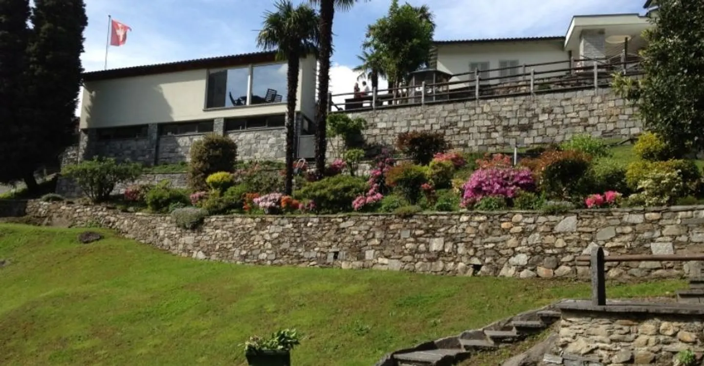 Elegant 7-room detached villa with pool in a panoramic area - Photo 2 of 8