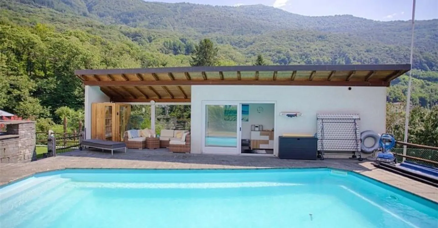 Elegant 7-room detached villa with pool in a panoramic area - Photo 4 of 8