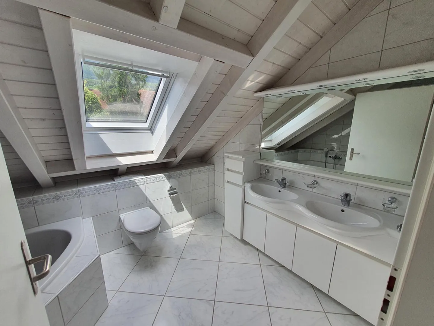 Appartement duplex moderne de 5 1/2 pièces au centre du village - Photo 2 sur 10