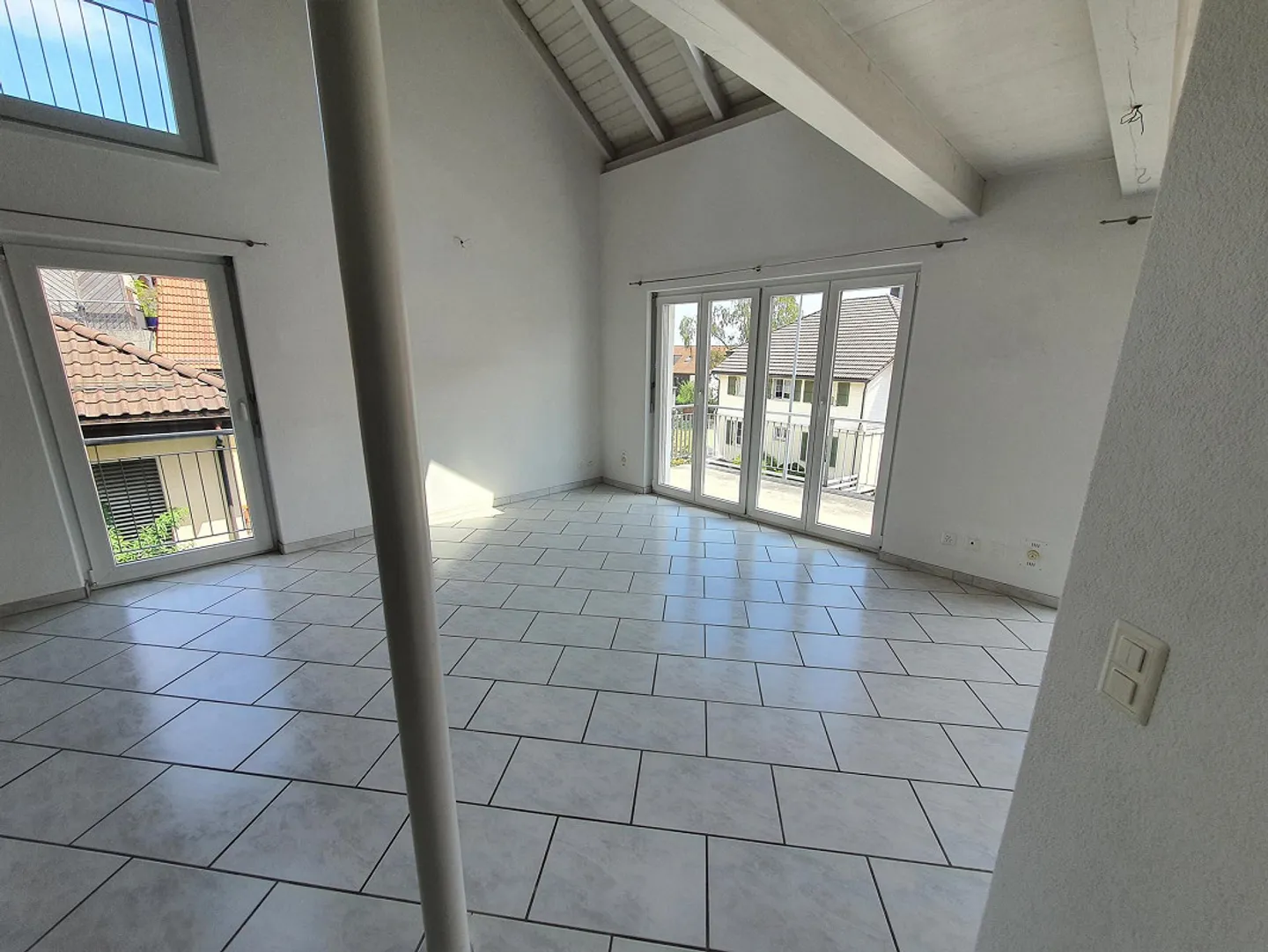 Appartement duplex moderne de 5 1/2 pièces au centre du village - Photo 3 sur 10