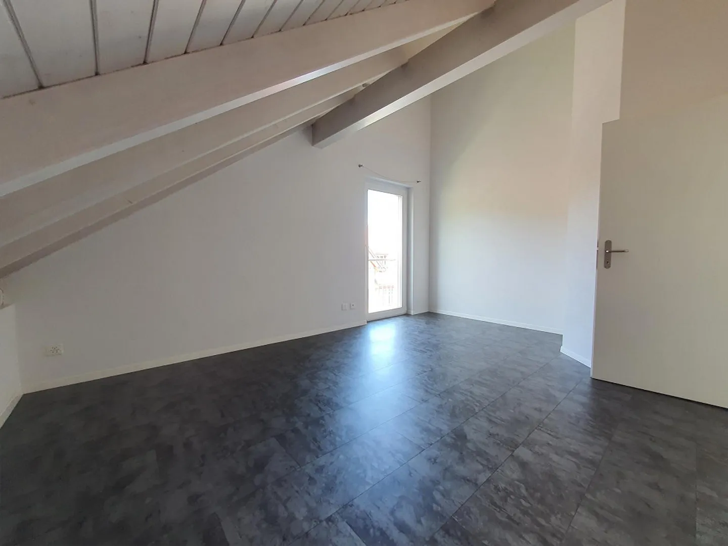 Appartement duplex moderne de 5 1/2 pièces au centre du village - Photo 4 sur 10