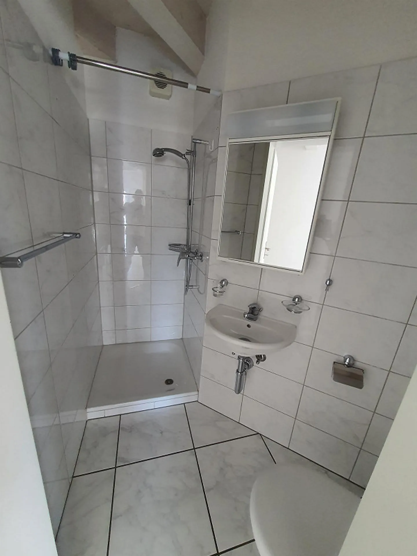 Appartement duplex moderne de 5 1/2 pièces au centre du village - Photo 8 sur 10