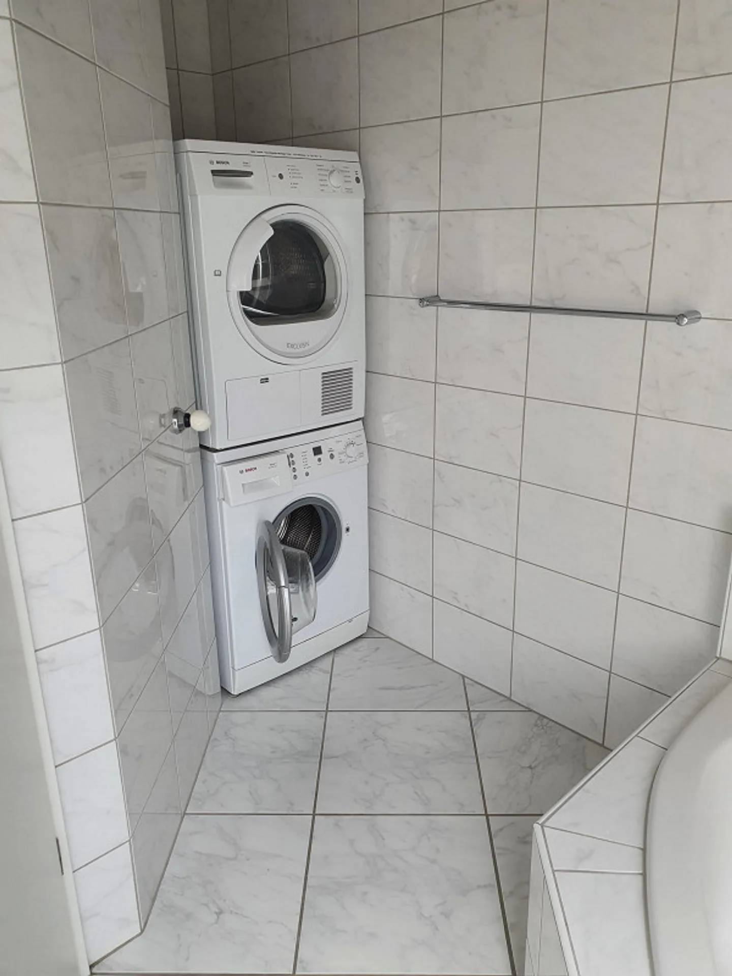 Appartement duplex moderne de 5 1/2 pièces au centre du village - Photo 9 sur 10
