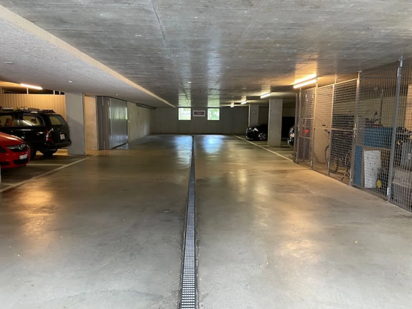 Espace de stationnement surdimensionné - Photo 1 sur 3