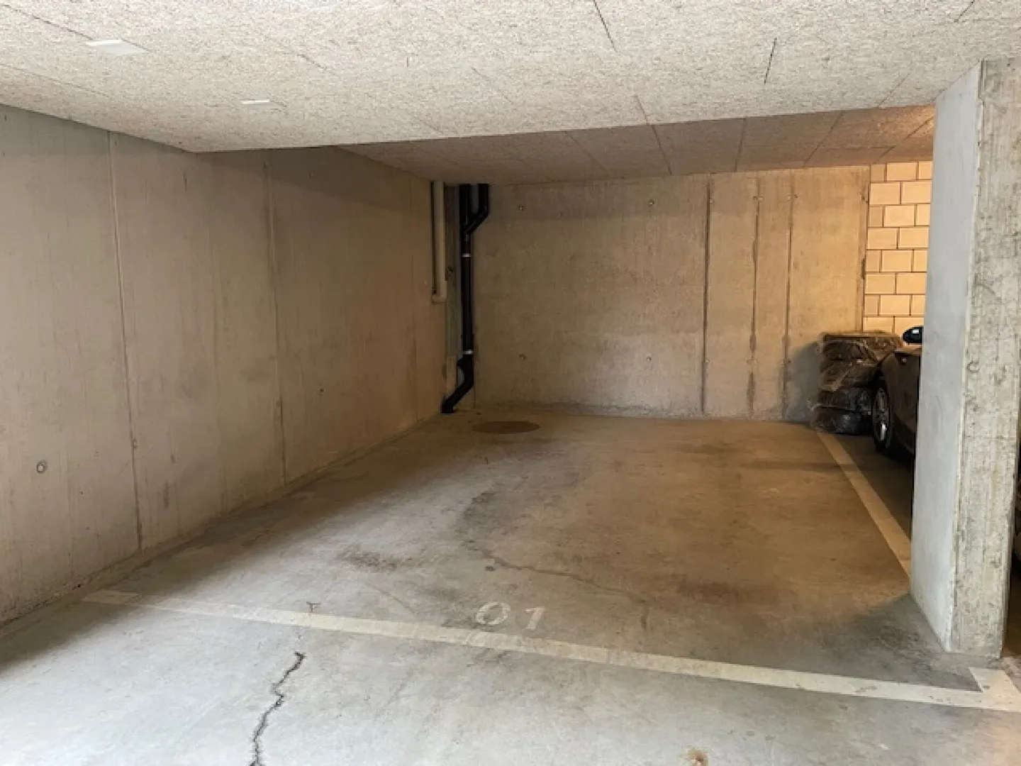 Espace de stationnement surdimensionné - Photo 2 sur 3