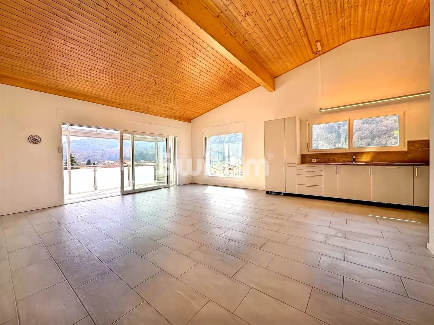 Bright Apartment with Balcony - Photo 3 of 7