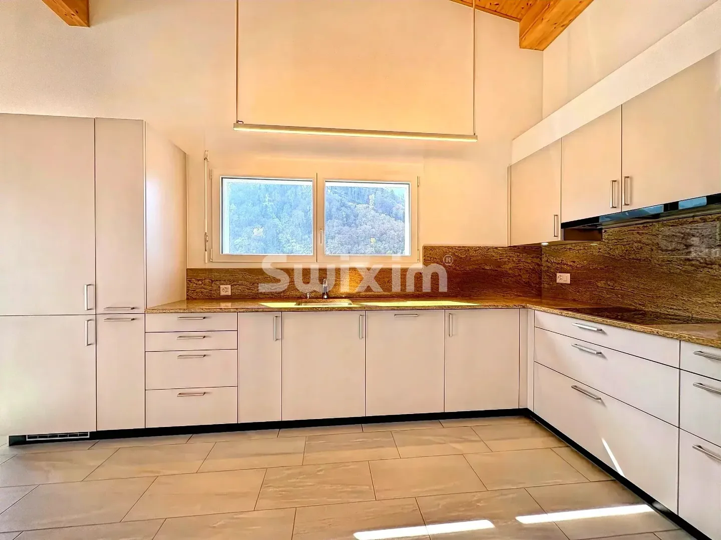 Bright Apartment with Balcony - Photo 4 of 7