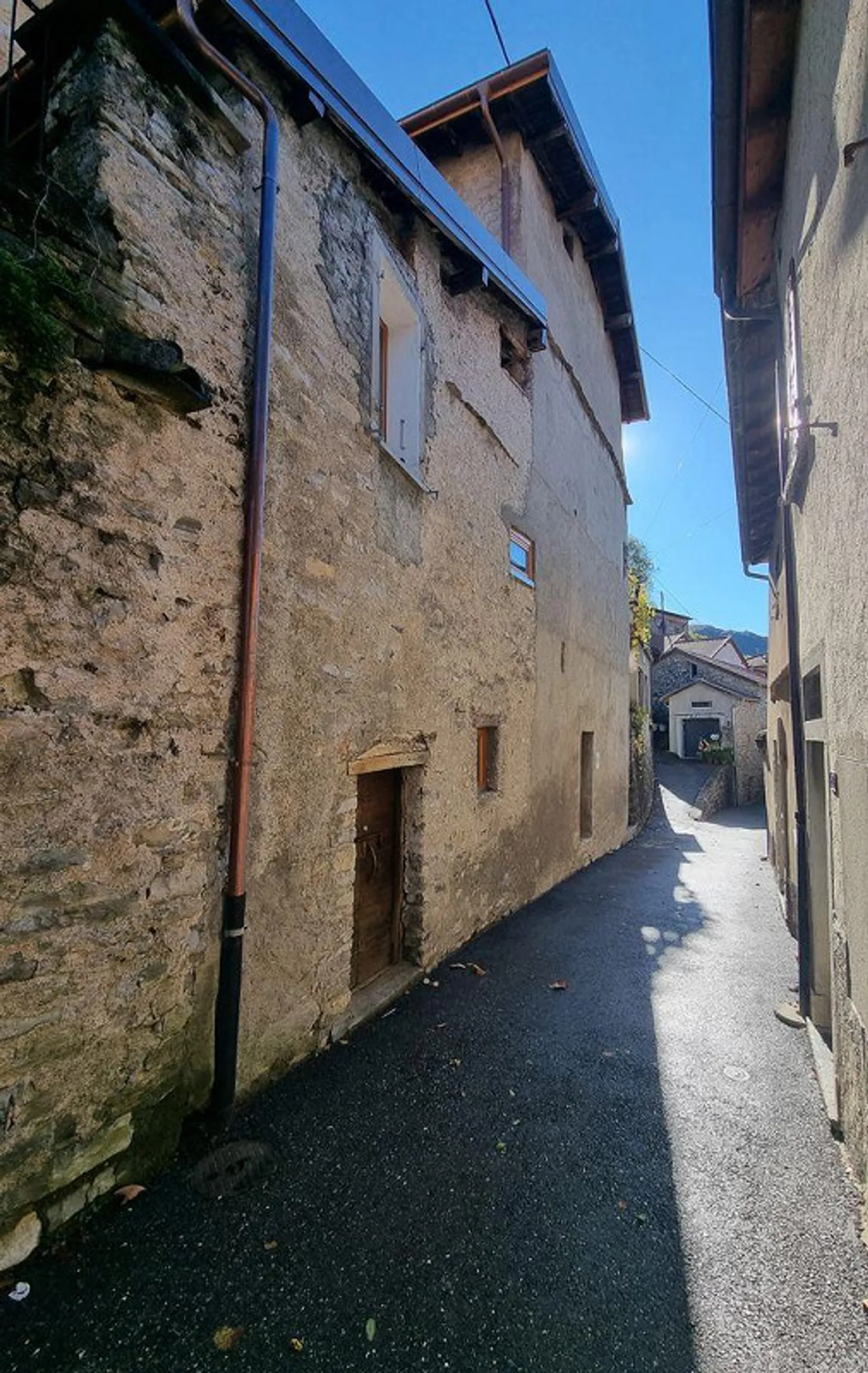 MODERN TWO-ROOM APARTMENT COMPLETELY RENOVATED IN THE HEART OF CABBIO - Photo 1 of 10