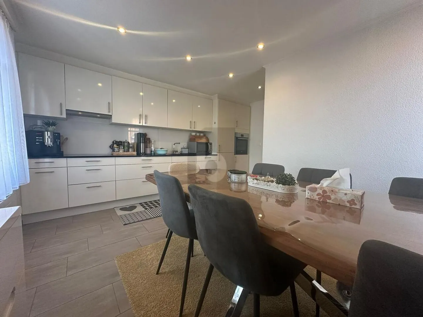 Well-maintained, central and flooded with light - Photo 2 of 6