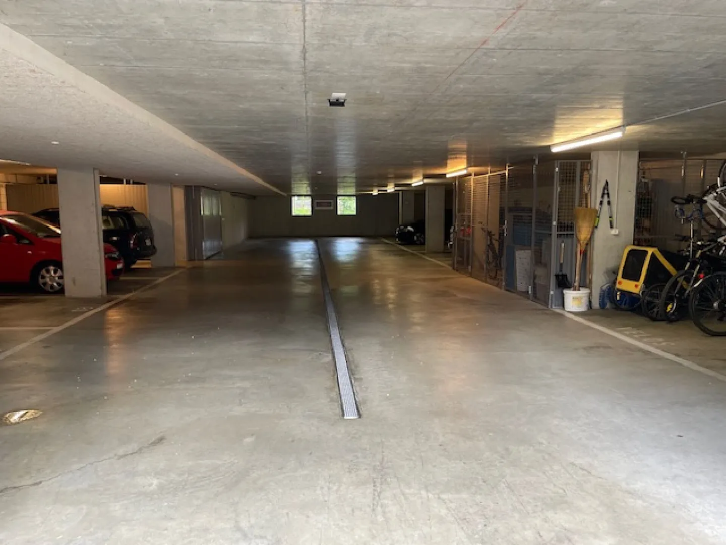 Espace de stationnement surdimensionné - Photo 3 sur 3