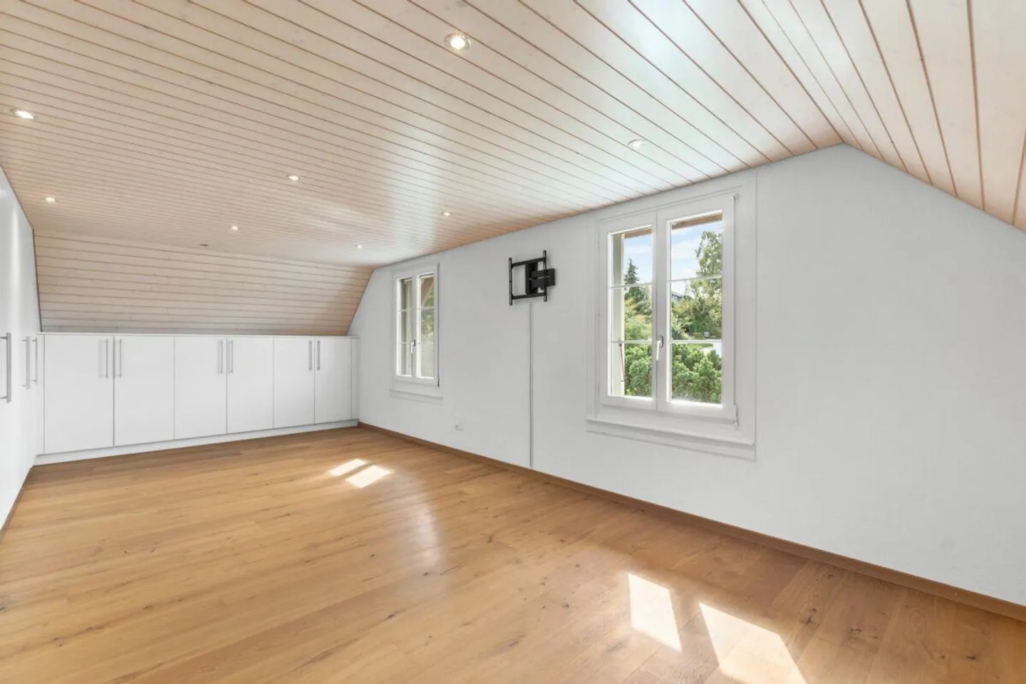 Quality Meets Comfort - Single Family Home with Gallery, Extension & Large Plot - Photo 13 of 19