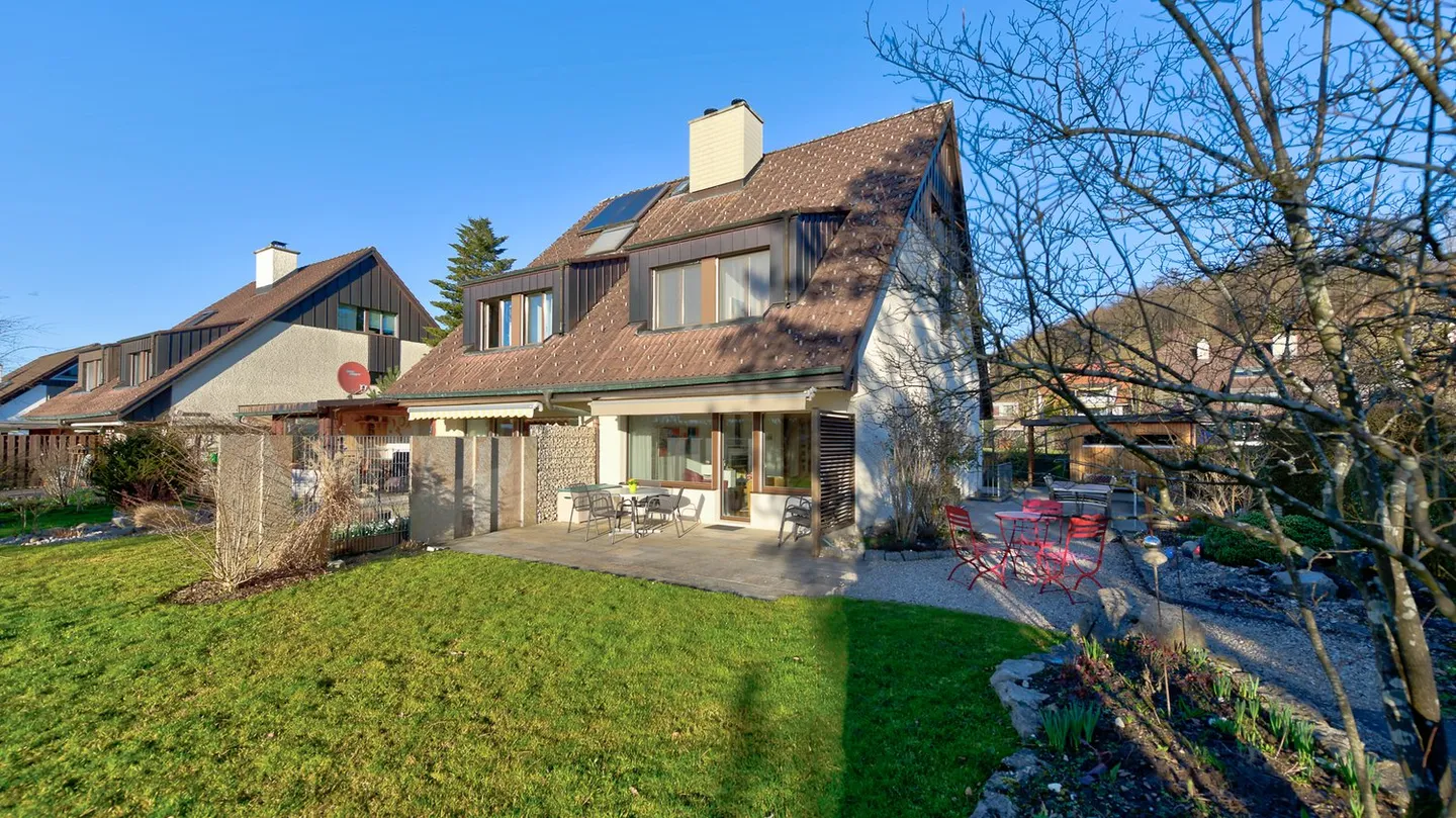 Charming semi-detached house in Bachenbülach - Photo 2 of 8