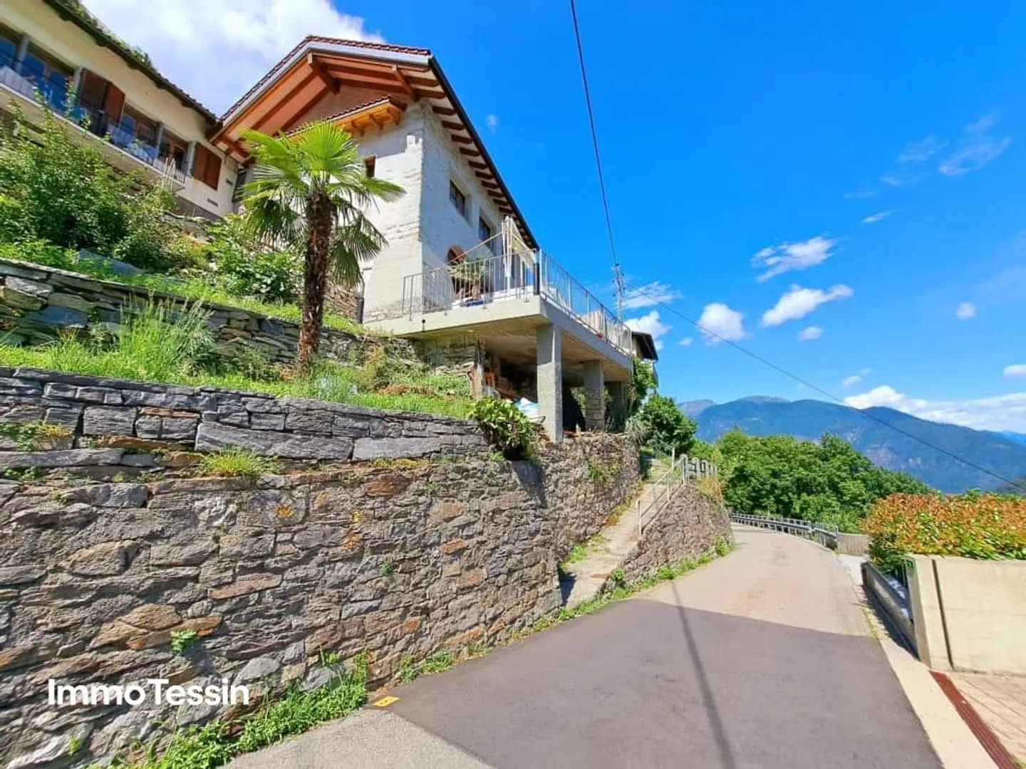 Between Heaven and Centovalli, renovated two-family house with at... - Photo 2 of 13