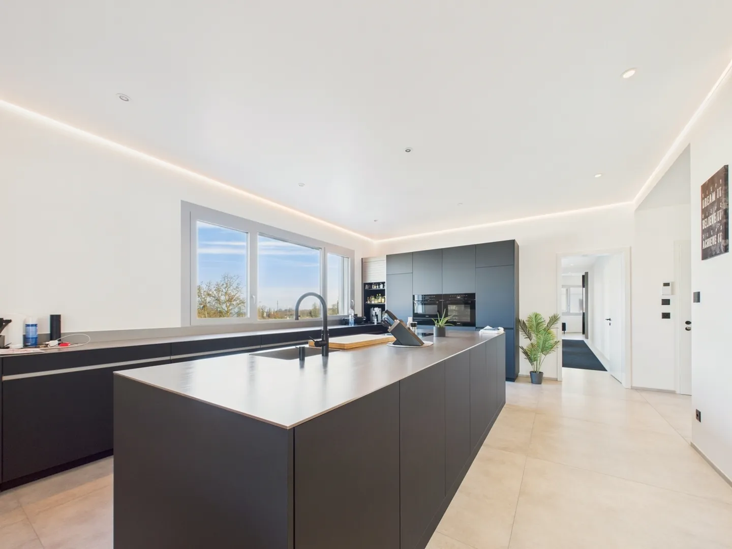 Appartement neuf exclusif de 5,5 pièces avec cheminée, sauna et vue sur le lac - Photo 4 sur 11