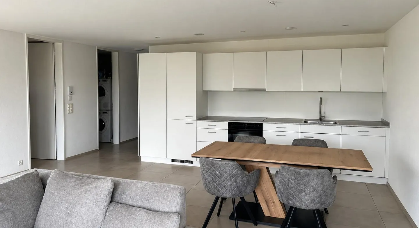 Appartement moderne de 2,5 pièces avec balcon spacieux - Photo 3 sur 8