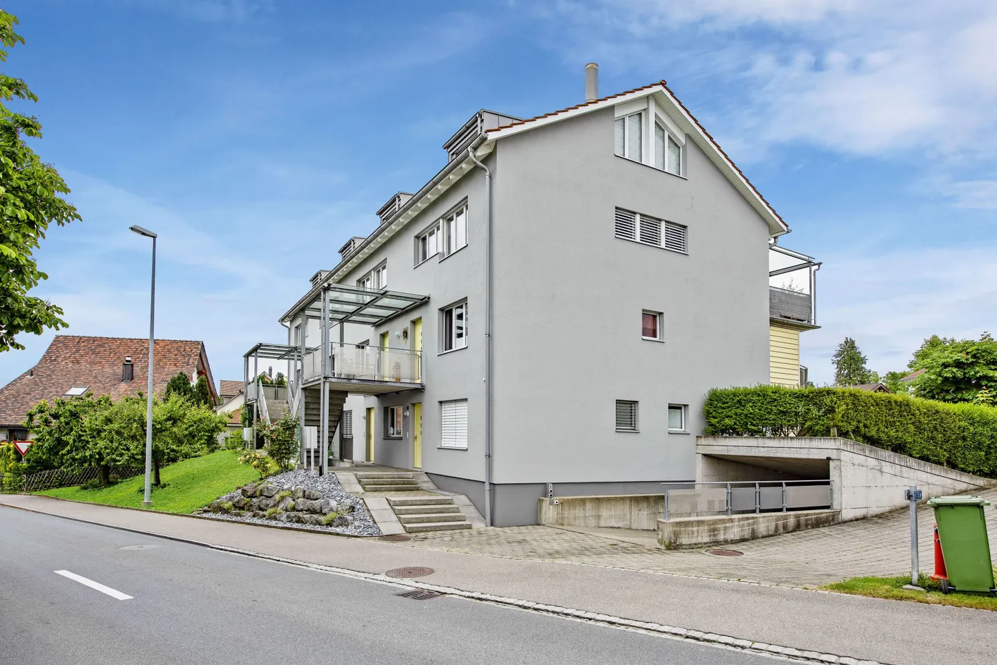 Vivre comme dans une maison individuelle, belle et lumineuse maisonette de 5,5 pièces avec vue sur le lac - Photo 2 sur 11