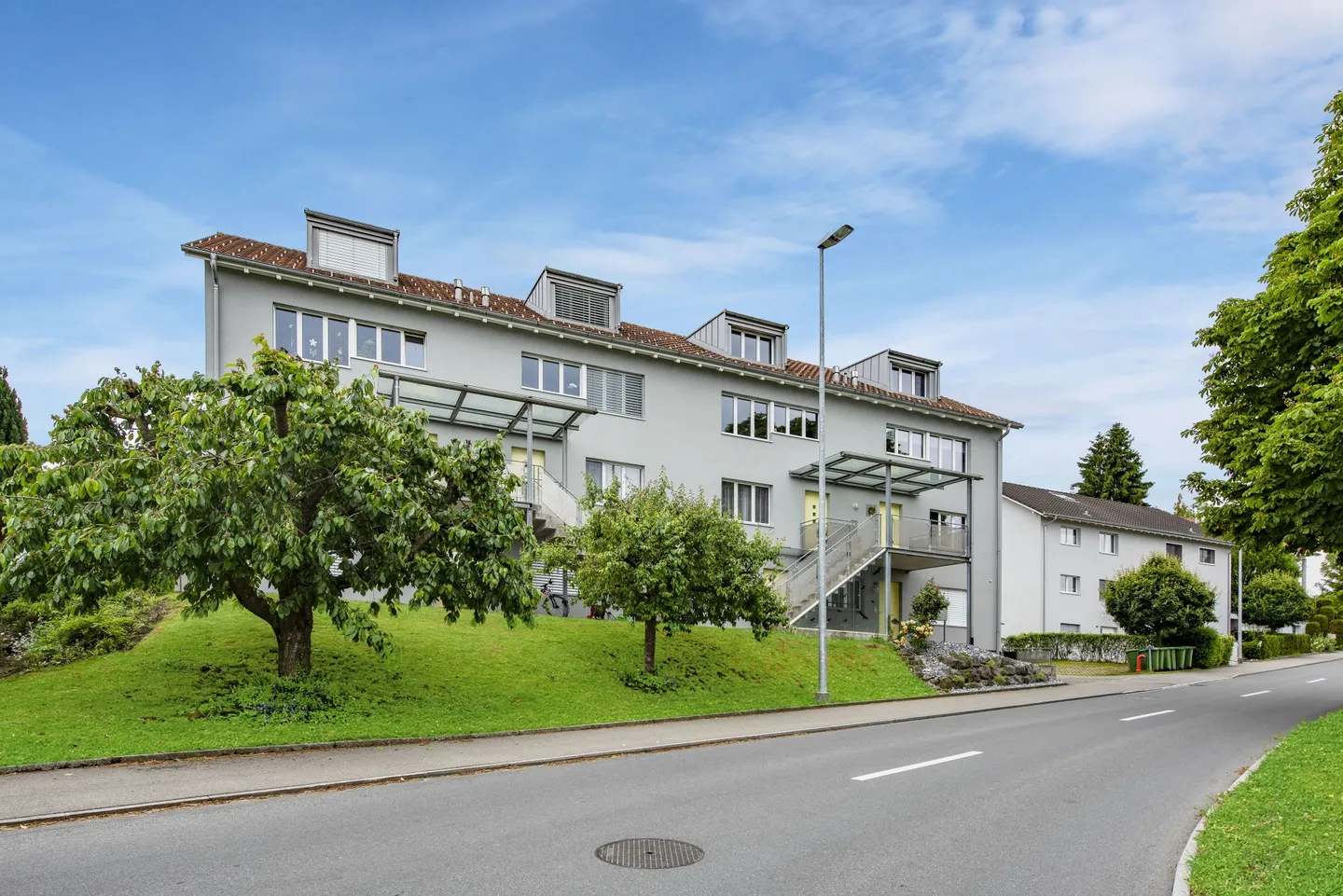 Vivre comme dans une maison individuelle, belle et lumineuse maisonette de 5,5 pièces avec vue sur le lac - Photo 3 sur 11