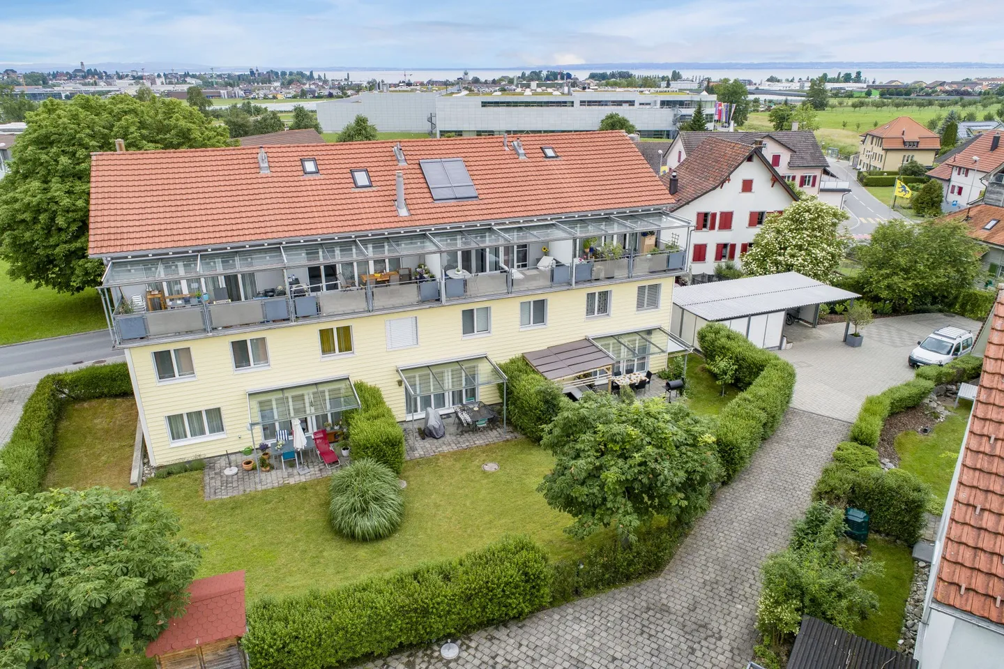 Vivre comme dans une maison individuelle, belle et lumineuse maisonette de 5,5 pièces avec vue sur le lac - Photo 4 sur 11