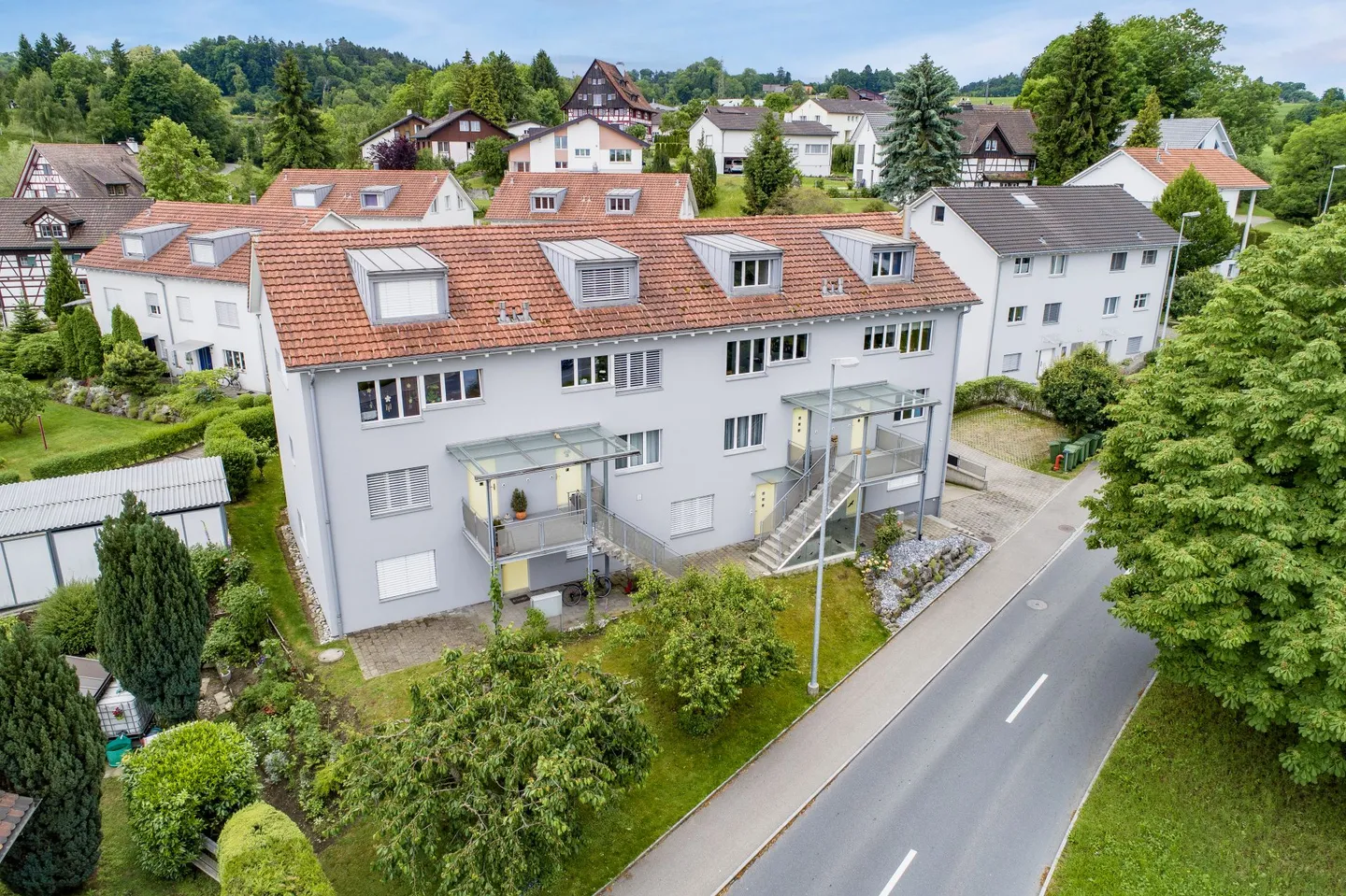 Vivre comme dans une maison individuelle, belle et lumineuse maisonette de 5,5 pièces avec vue sur le lac - Photo 1 sur 11