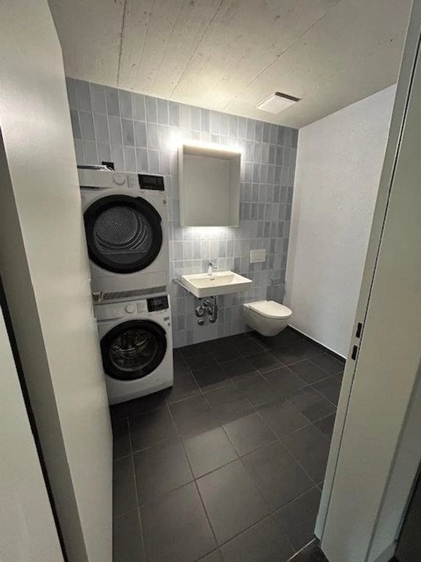 Moderne Wohnung mit zwei Badezimmern, Waschturm und Balkon - Foto 1 di 8