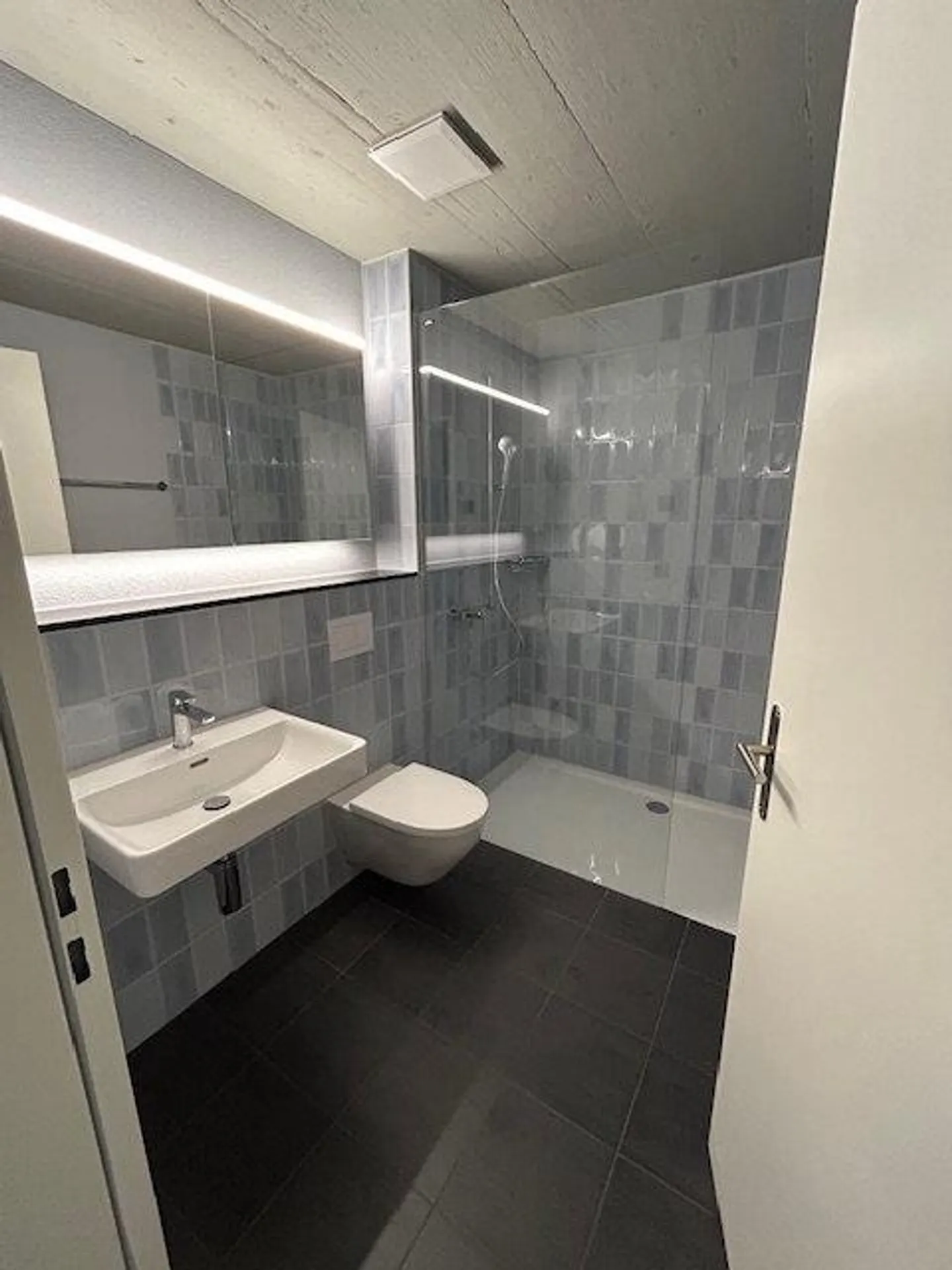 Moderne Wohnung mit zwei Badezimmern, Waschturm und Balkon - Foto 2 di 8