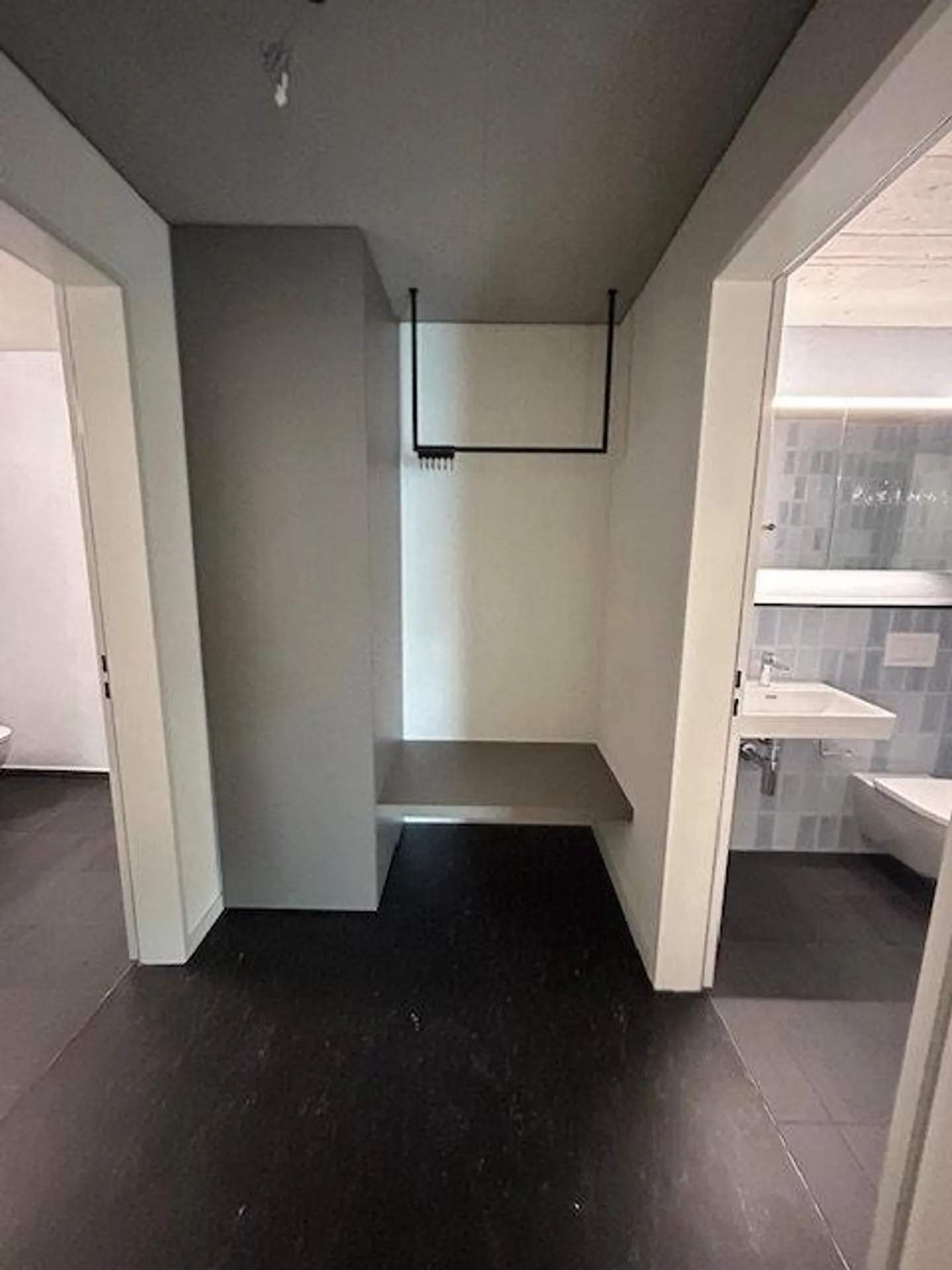 Moderne Wohnung mit zwei Badezimmern, Waschturm und Balkon - Foto 3 di 8