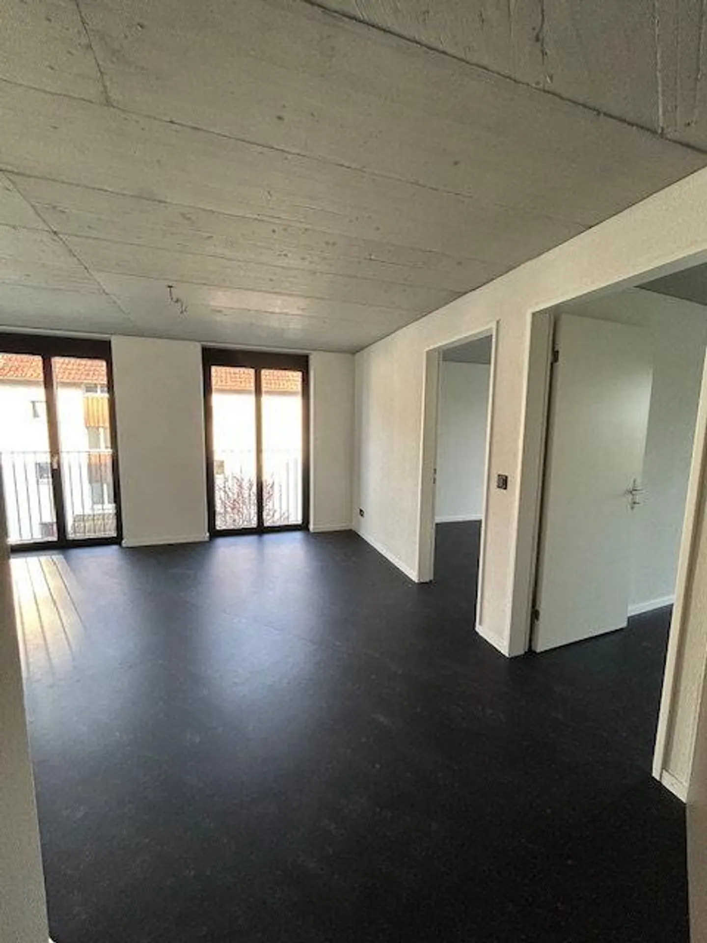 Moderne Wohnung mit zwei Badezimmern, Waschturm und Balkon - Foto 4 di 8