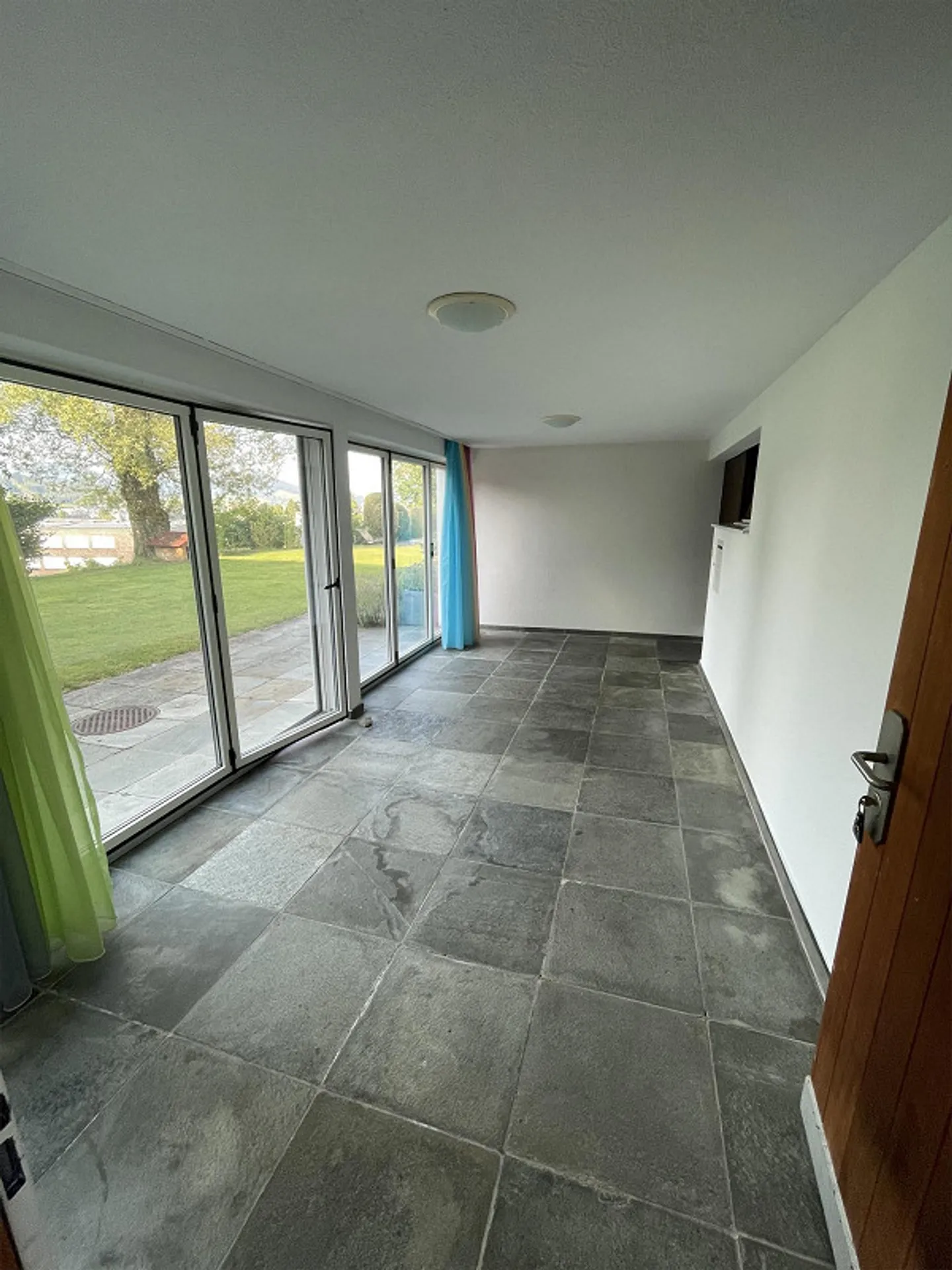 Charmante appartement de 3,5 pièces au rez-de-chaussée avec jardin d'hiver - Photo 3 sur 14