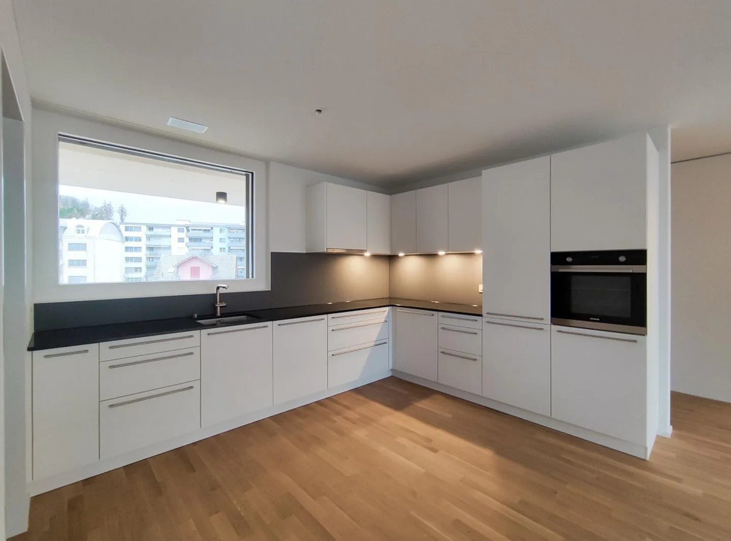 Appartamento moderno di nuova costruzione con balcone in posizione soleggiata - 3,5 stanze - Foto 3 di 10